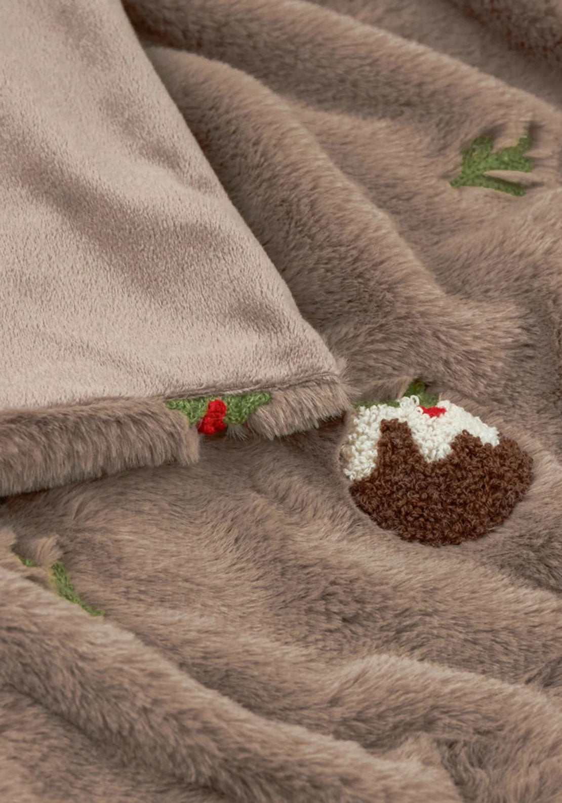 FESTIVE PUDDING FAUX FUR THROW
