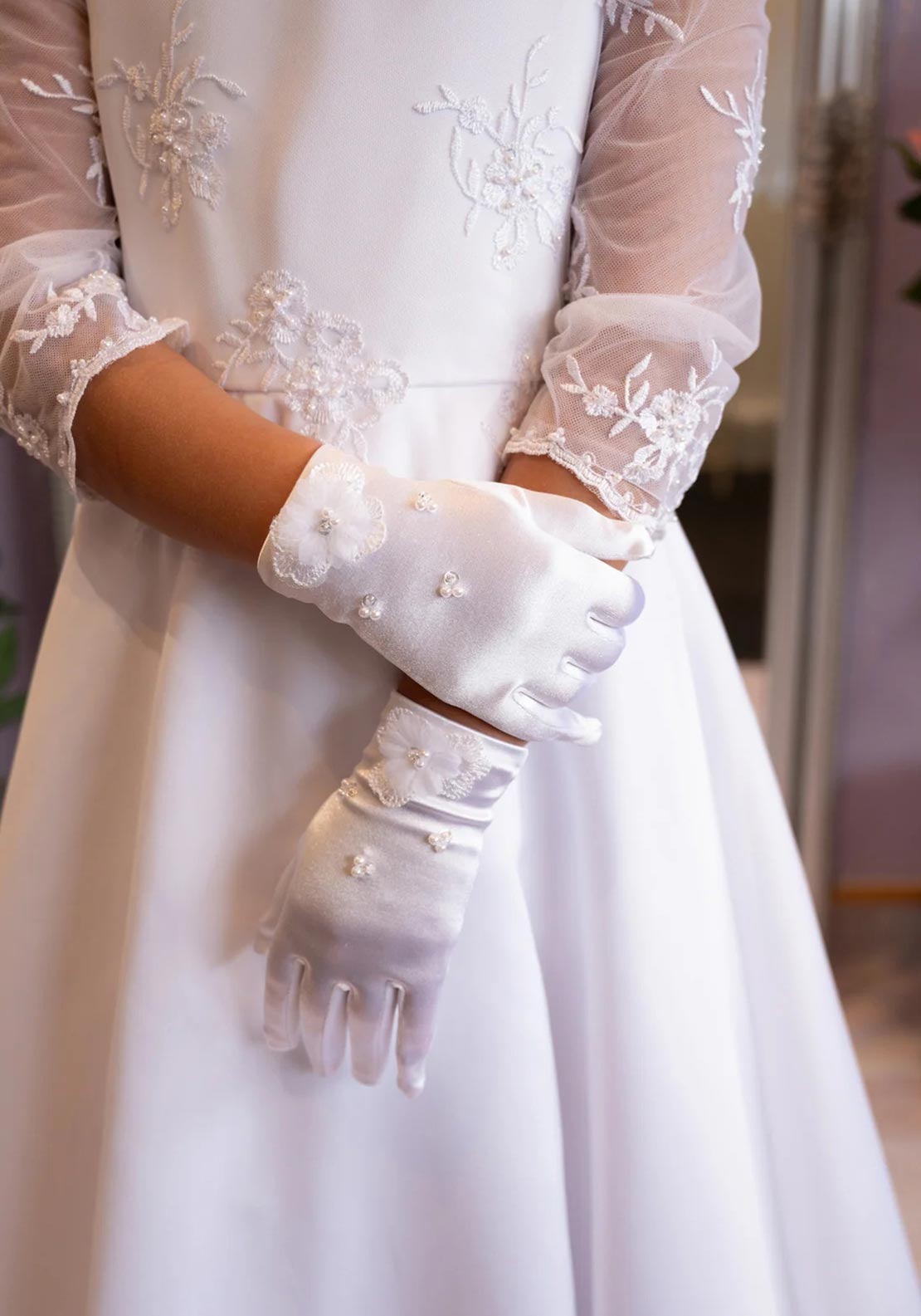 Peridot Paige Communion Glove, White