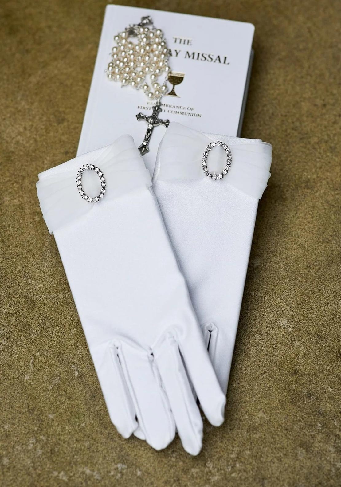 Peridot Abigail Communion Glove, White