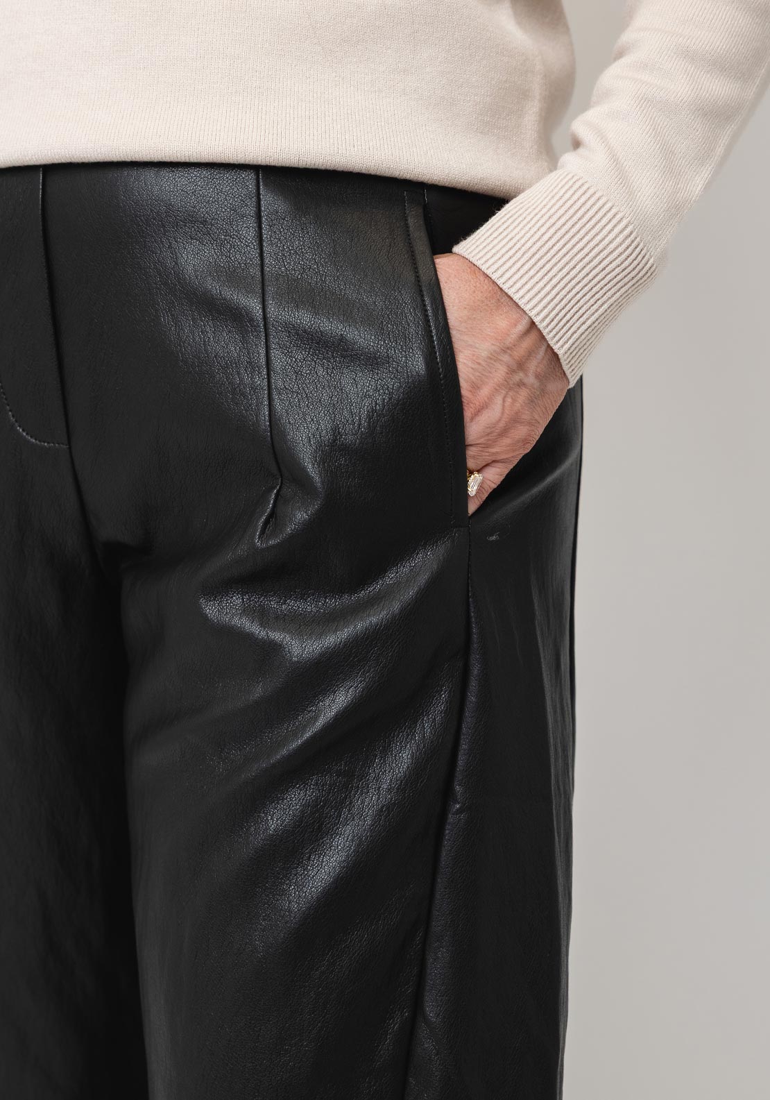 DARLING PVC CROPPED BARREL TROUSER