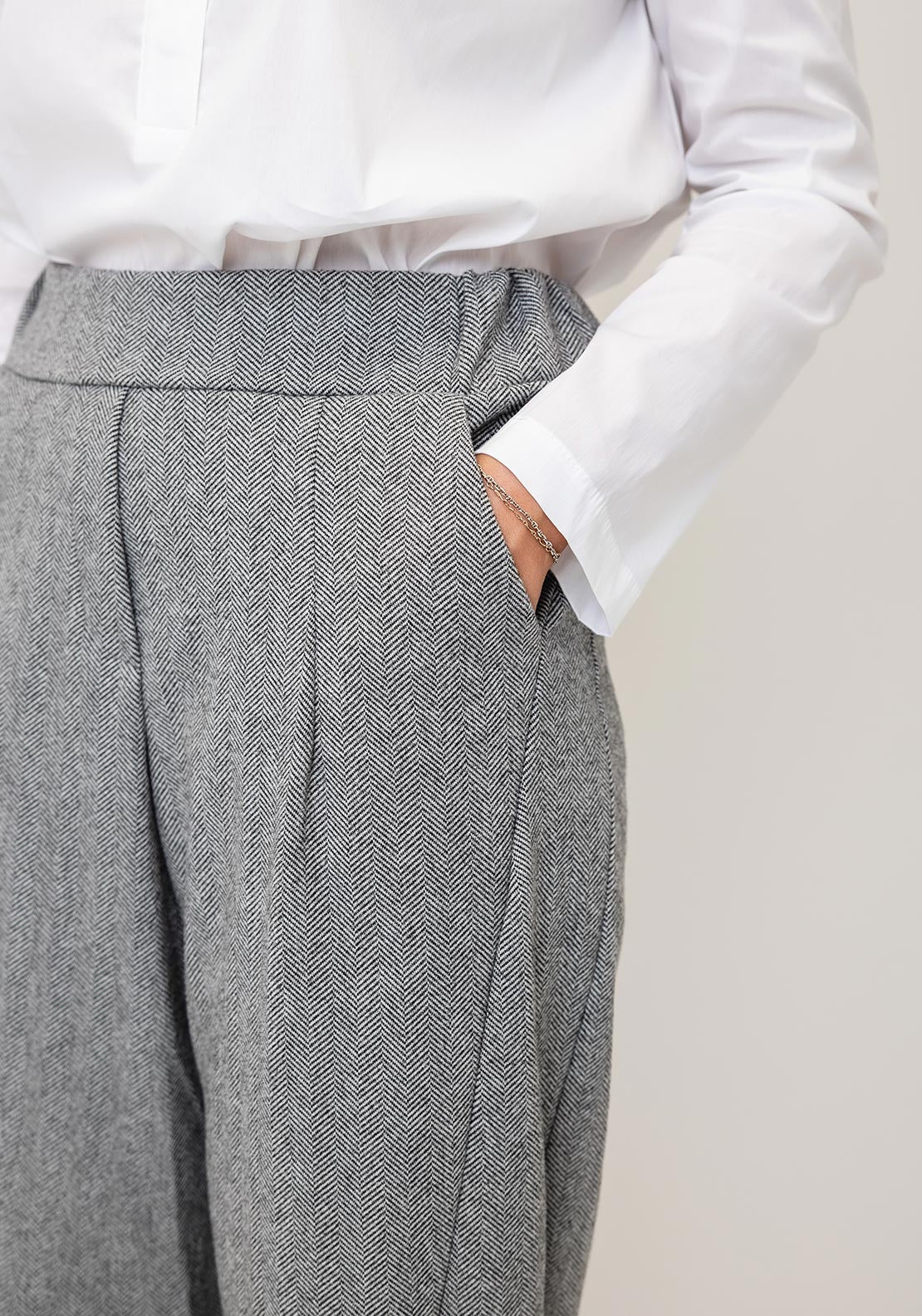d.e.c.k by Decollage Herringbone Barrell Trousers, Light Grey