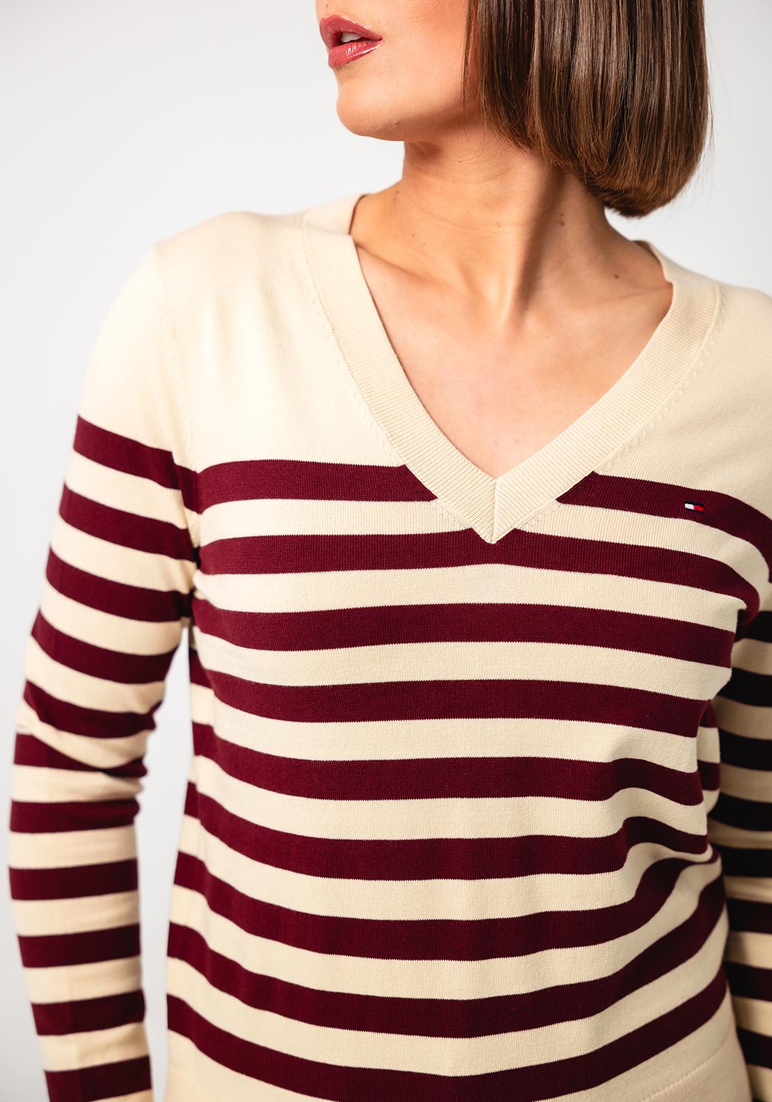 Tommy Hilfiger Womens V-Neck Jersey Stitch Sweater, Beige & Wine