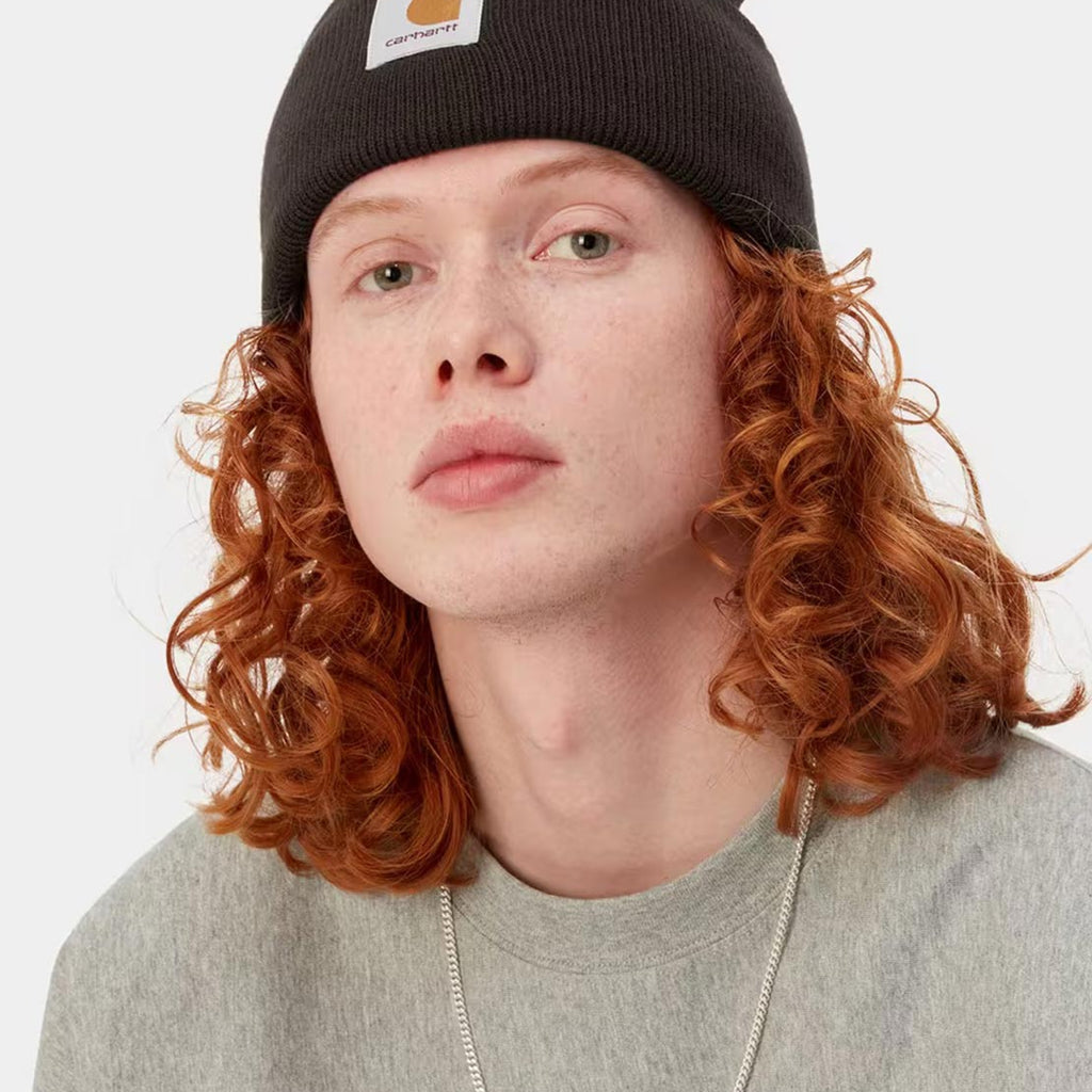 carhartt tobacco beanie WIP SHORT WATCH HAT UNISEX - The Gordan Beanie from Carhartt WIP combines sustainability with timeless design Carhartt WIP Sacai Ribbed logo-patch