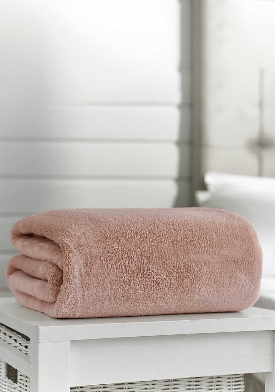 Deyongs Snuggle Touch Throw, Pink