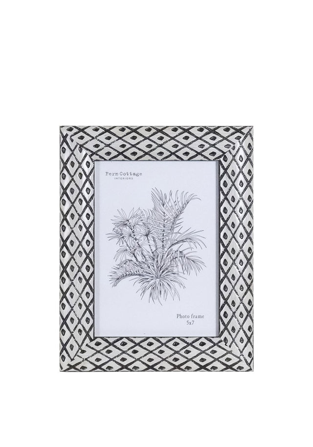 BLACK &amp; WHITE PHOTO FRAME 5X 7