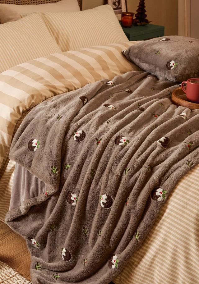 FESTIVE PUDDING  FAUX FUR THROW