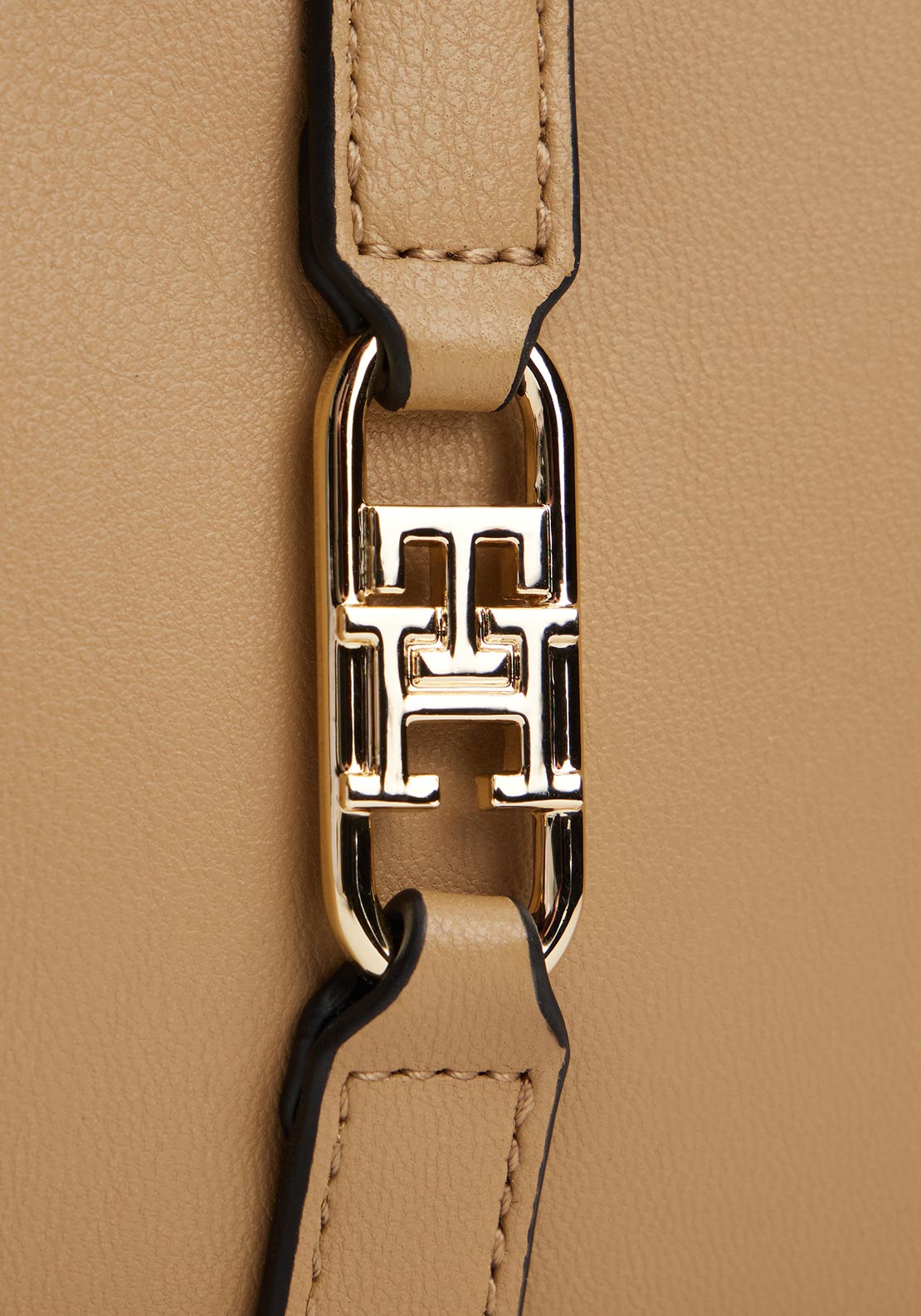 Tommy Hilfiger Medium Libre Bifold Wallet, Light Tan