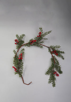 Verano Garland With Pine & Berries