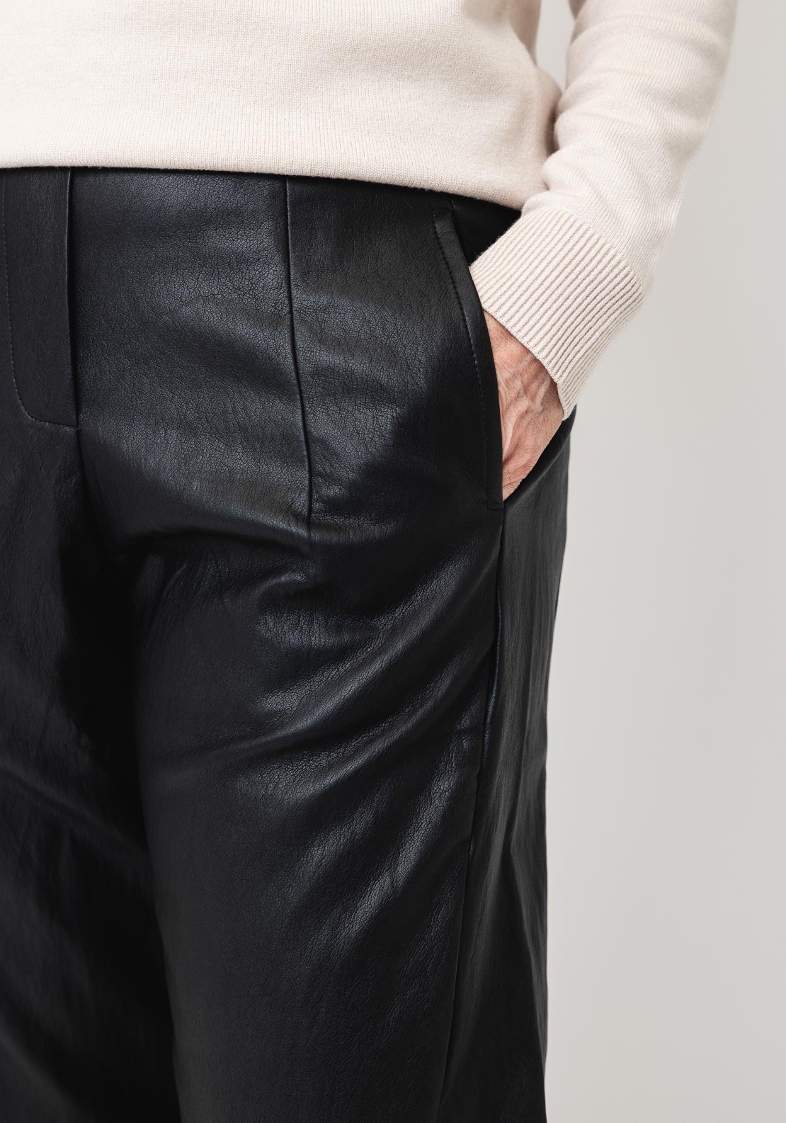 DARLING PVC CROPPED BARREL TROUSER
