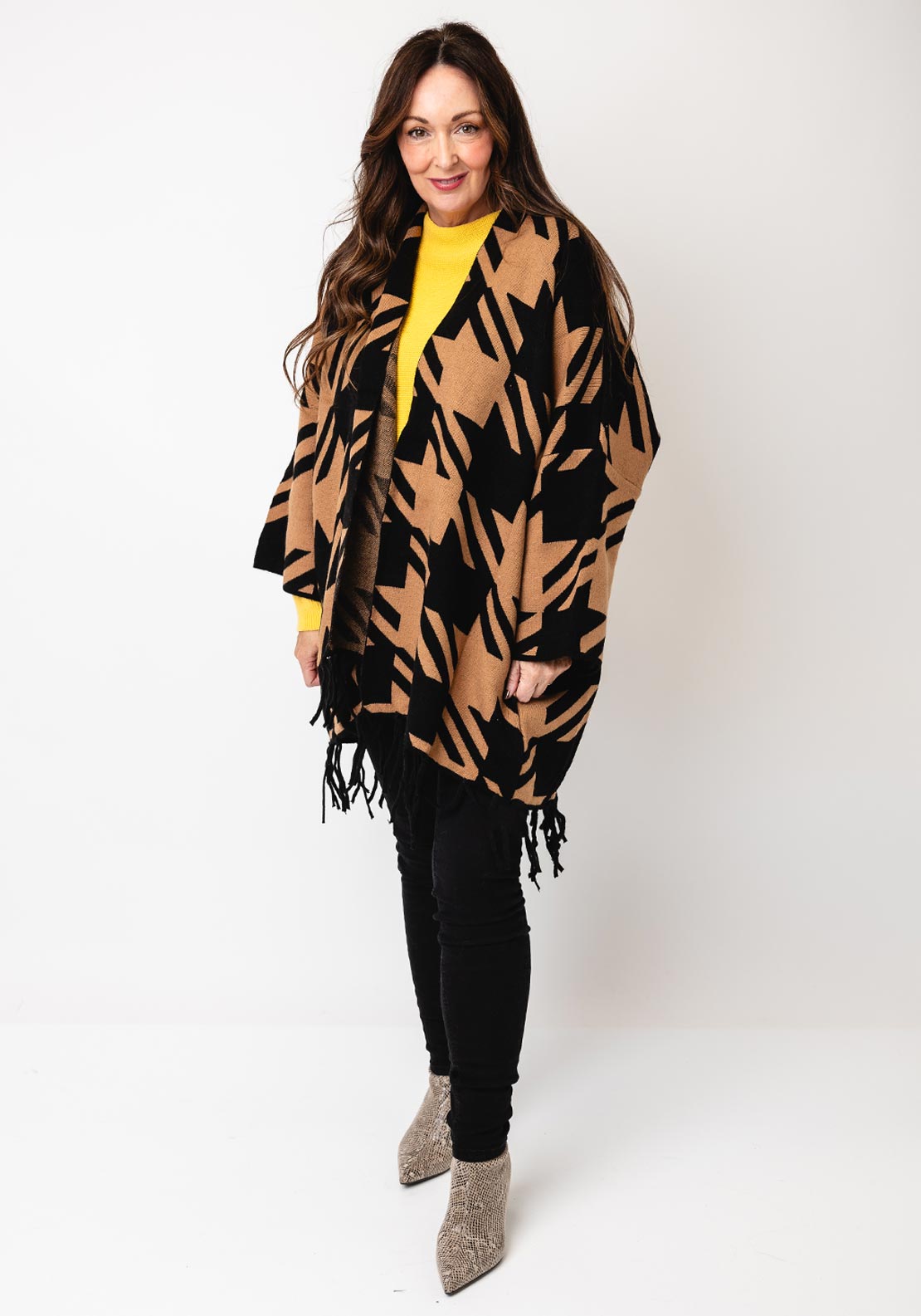 Serafina Collection One-Size Houndstooth Print Cape, Tan